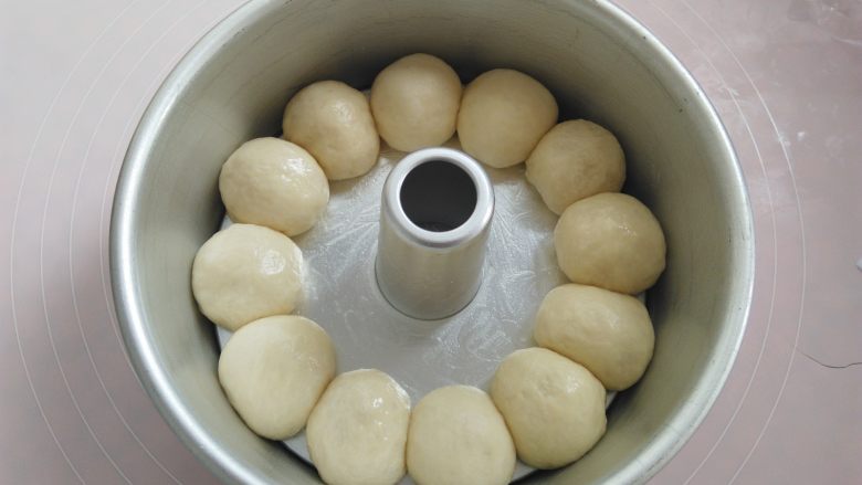 肉松花环面包,再次滚圆,放入抹了油的8寸模具和6寸模具里(6寸的图省略)