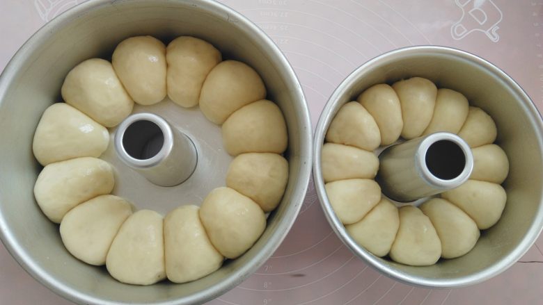 肉松花环面包,放入烤箱发酵20分钟,发大到2倍