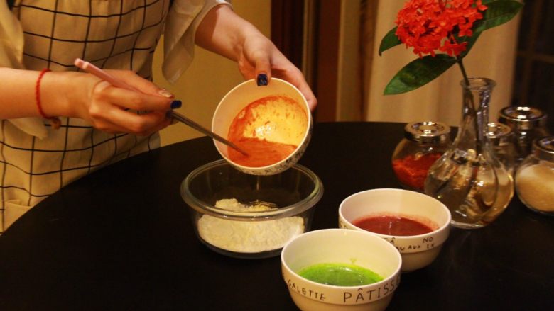 多色玫瑰花饺子,在装好面粉的碗里倒入枸杞汁,反复揉捏至成团,达到细腻有柔性,这样饺子皮才有韧劲