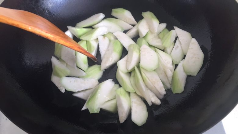 夜开花炒虾皮,放入夜开花翻炒