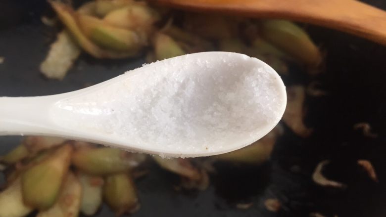 夜开花炒虾皮,继续炒匀,最后依口味加入适量盐。
