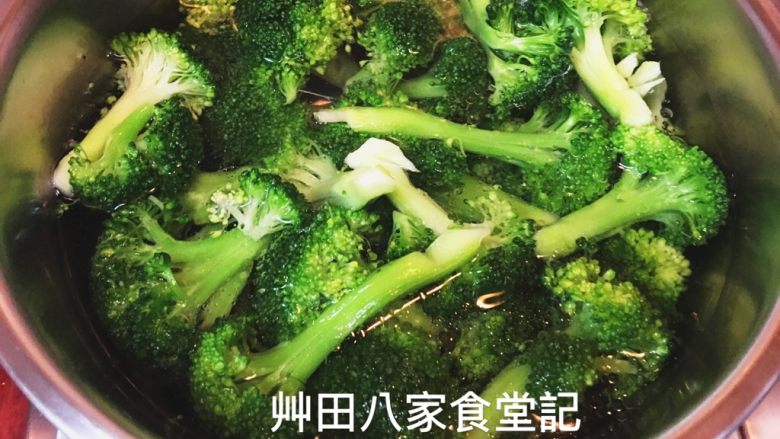 巧達義大利麵
（1鍋2吃）,倒入橄欖油3ml續煮約2分鐘