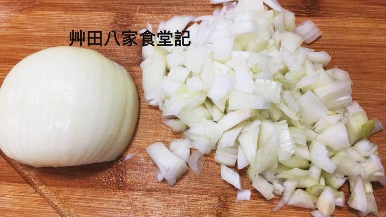 巧達義大利麵
(1鍋2吃),洋蔥切丁備用
