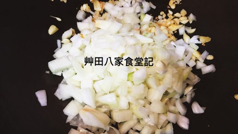 巧達義大利麵
(1鍋2吃),將洋蔥丁放入步驟10的鍋內和大蒜末拌炒