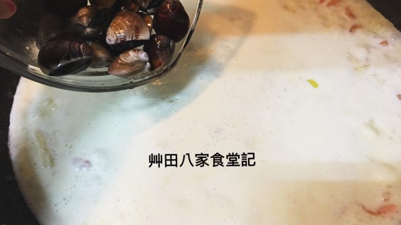 巧達義大利麵
(1鍋2吃),將蛤蠣放入煮至微開口