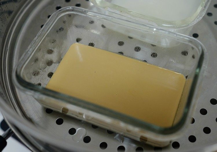 九层塔,在玻璃器皿里抹一点油使其在脱模的时候不容易沾住,用勺子先舀一勺铺在器皿的底部,锅子内水烧开,放上去蒸