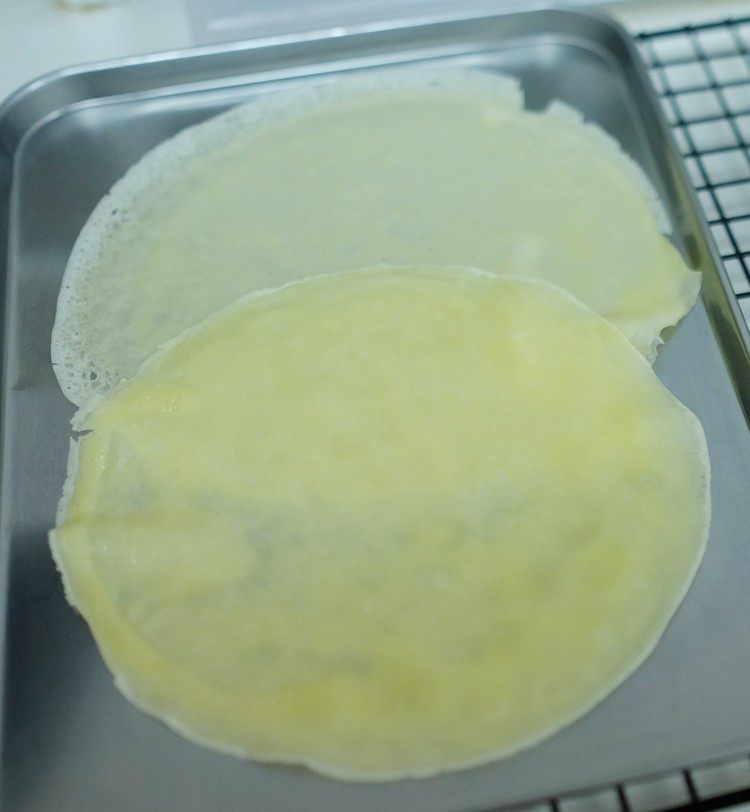 福袋,平底锅里加一点油加热,然后舀一勺面糊均匀铺开,等待30″左右翻面再煎20″左右即可出锅,放平待凉