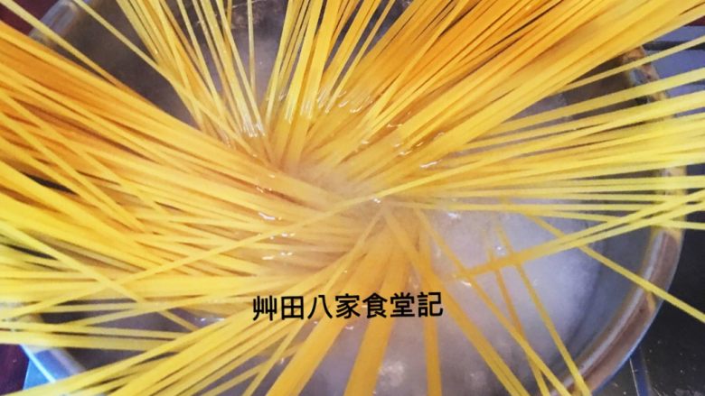 巧達義大利麵
(1鍋2吃),冷水1000ml倒入鍋內放入鹽巴2公克,煮至沸騰後分次下義大利麵條