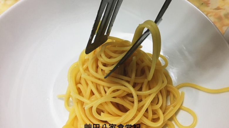 巧達義大利麵
(1鍋2吃),撈起煮好的義大利麵微捲放入盤內