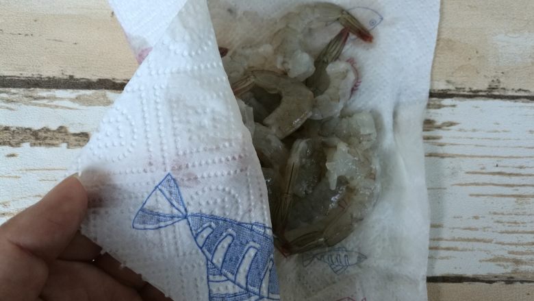 叮~一下,美味健康瘦身大菜出炉~,用厨房纸巾吸去水分。
