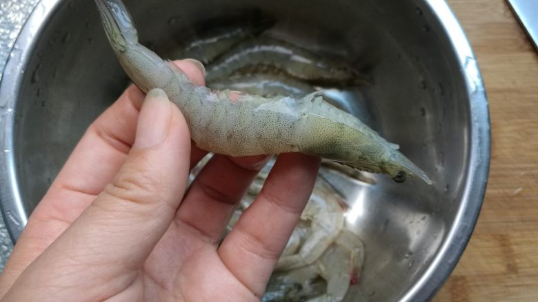 叮~一下,美味健康瘦身大菜出炉~,先来处理虾。用剪刀剪去虾脚,虾须。
