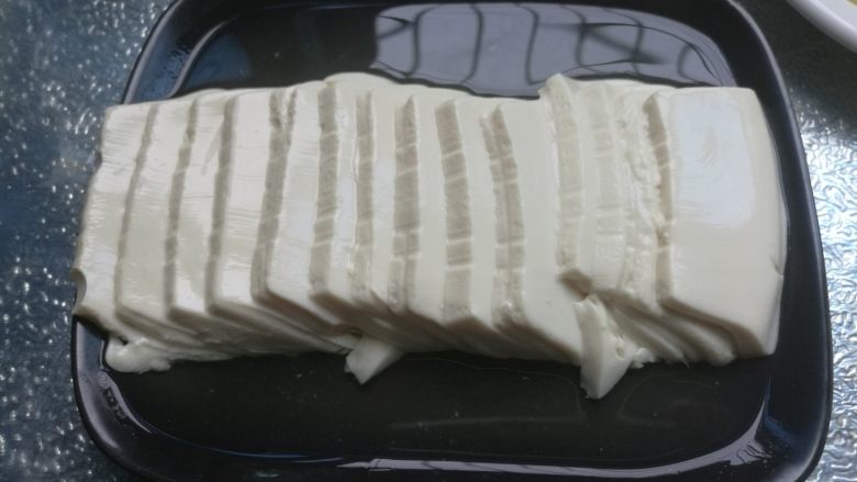 叮~一下,美味健康瘦身大菜出炉~,取出豆腐,会有些汤,把汤水倒进锅里。