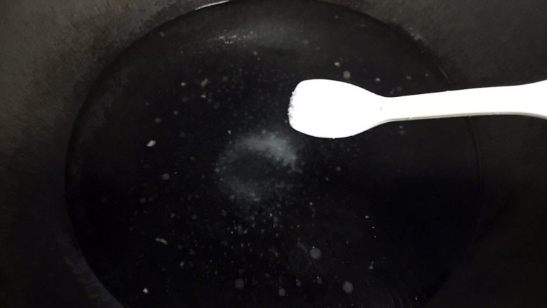 白灼菜心,锅里放入水,放入1小勺盐和油。
