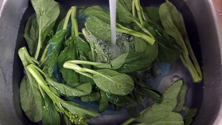 白灼菜心,2)放水里泡上半小时,半小时后捞起来沥干水。