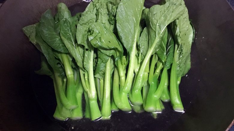 白灼菜心,30秒后把菜心放倒在锅里烫,等水烧开后翻另一面