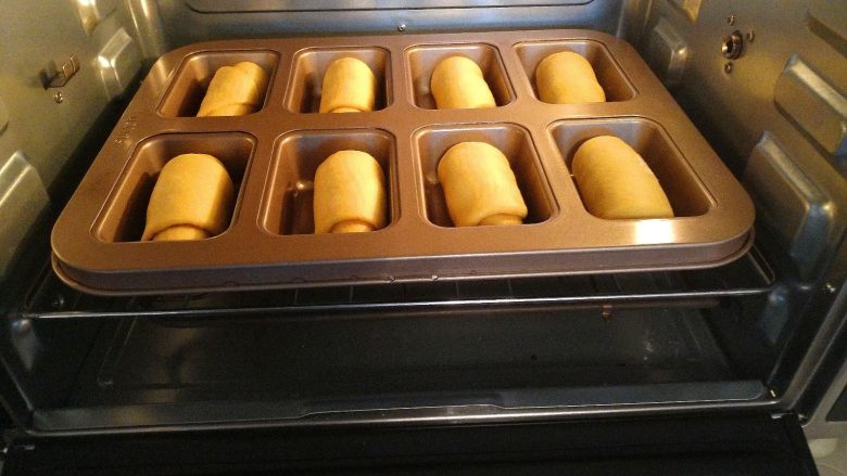 小红豆包,放入烤箱,进行二次发酵。时间大约40-50分钟。