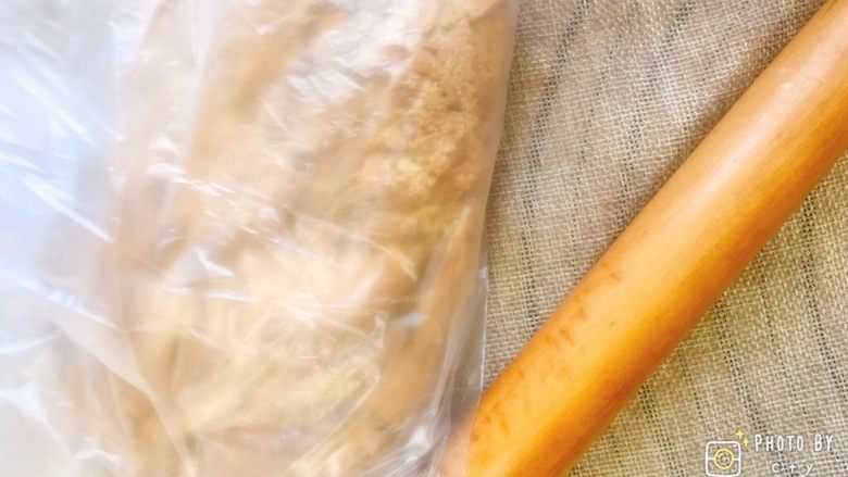 樱花奶油芝士蛋糕,消化饼干装入保鲜袋(二层以上),用擀面杖擀碎,越碎越好。