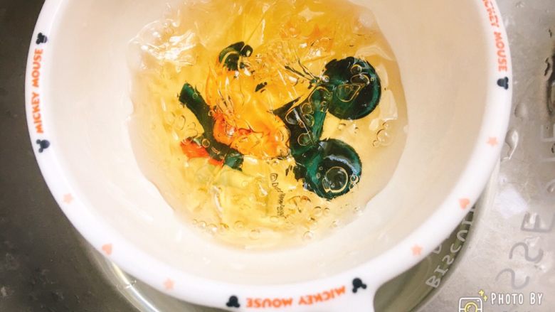 樱花奶油芝士蛋糕,捞出软化的吉利丁片,隔热水融化。