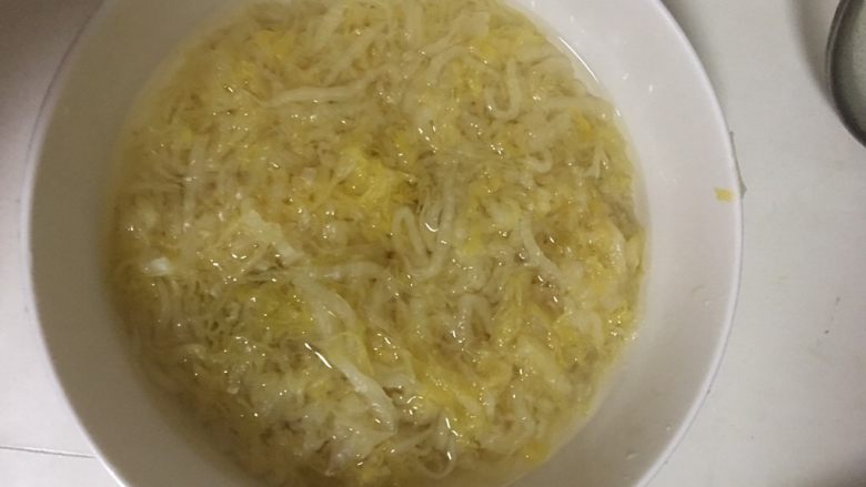 正宗东北酸菜炖大骨头,将酸菜先用冷水洗一下,挤出水,在用热水泡1分钟后挤干,根据个人口味 如不喜太酸可在洗一次。