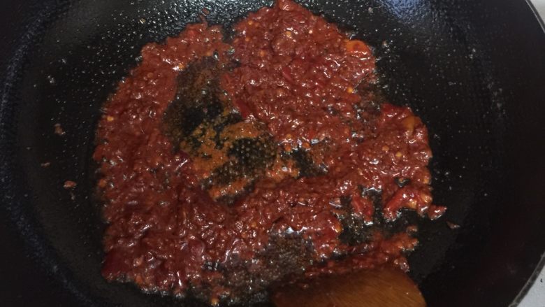 麻辣小龙虾,热锅凉油 郫县豆瓣酱爆香