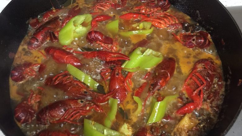 麻辣小龙虾,加入两个青椒 大火十分钟出锅