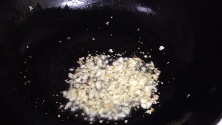 辣炒双菇,热锅凉油小火倒入蒜末煸至微黄