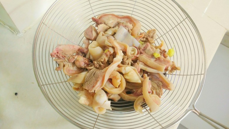 韭苔小白羊,羊脸捞出,沥干水分备用。