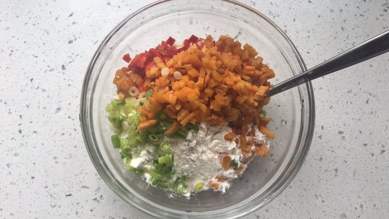 废物再利用之营养豆渣饼,加入青椒,咸菜,葱花