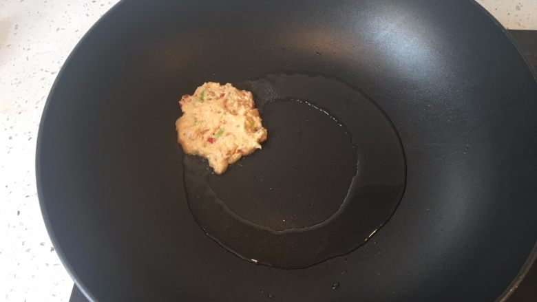 废物再利用之营养豆渣饼,热锅热油放一勺面糊,用勺子压扁