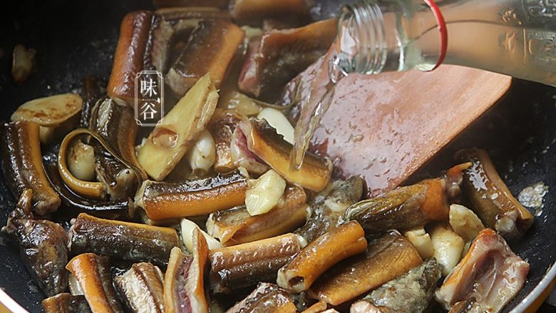 超级下饭的红烧黄鳝,淋上2勺白酒,可以用料酒代替;