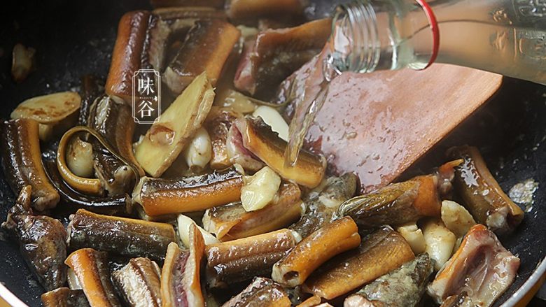 超级下饭的红烧黄鳝,淋上2勺白酒，可以用料酒代替；