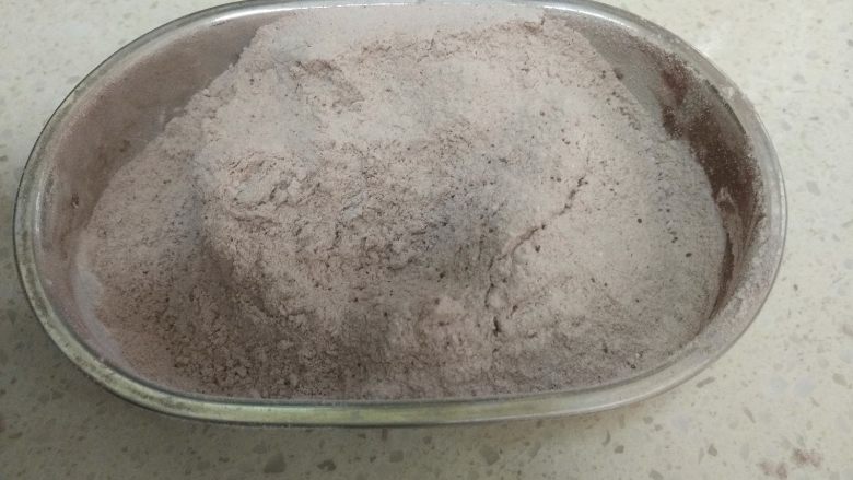 奥利奥可可千层蛋糕,加入牛奶和溶化的黄油,打至油水混合。