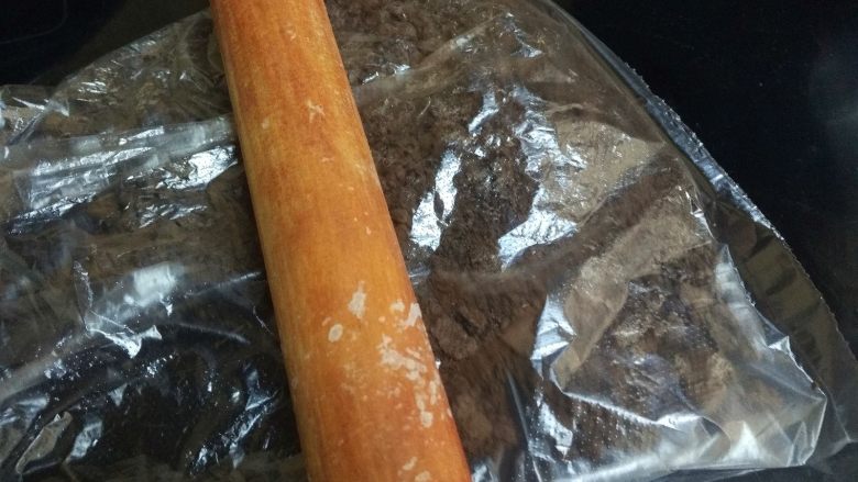 奥利奥可可千层蛋糕,把奥利奥饼干碎放在保鲜袋里,用擀面杖擀成碎待用。