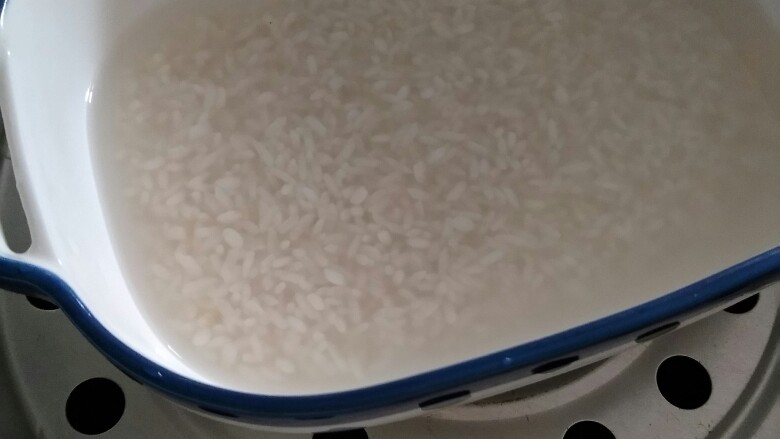 "假蟹肉"盖浇饭,一个人吃饭的话,就上饭锅隔水蒸吧,方便清洗~适量水米,蒸15分钟后闷着…