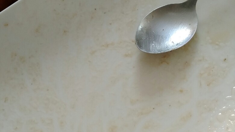 "假蟹肉"盖浇饭,吃得太开心了,所以全部吃完了……捧着盘子盘着腿看少年派的奇幻漂流⊙ˍ⊙好久之前的片子了诶…一个人在家的时候比较安静,看电影是个不错的选择呐~