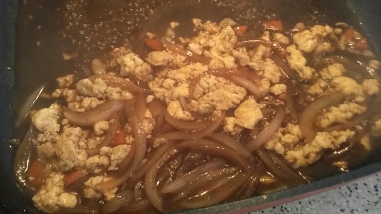 "假蟹肉"盖浇饭,捞出鸡蛋后,直接放入洋葱和胡萝卜丁炒,加入适量老抽,上色调味,再加入一小勺红糖,调味增鲜…有香味了以后加入开水,注意之前不要炒焦了,最后放入鸡蛋一起噗噜噗噜一会儿~看到洋葱条软软的透透的就好了,可尝一尝味道再自己调节出锅