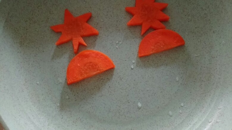 "假蟹肉"盖浇饭,╭(╯^╰)╮兴致一来又要摆盘啦~
做菜不拍照会死星人和做菜拍照不好看也会死星人上线啦…