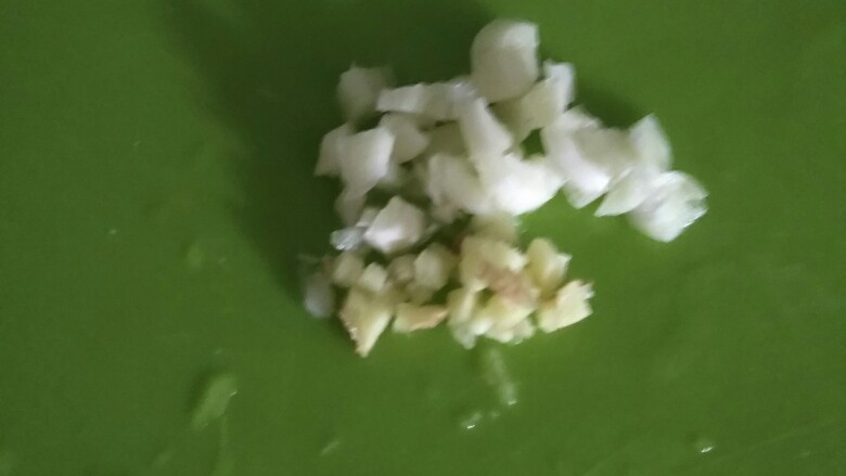 "假蟹肉"盖浇饭,姜蒜切末~不用太细,我是一瓣蒜和一片姜的量…