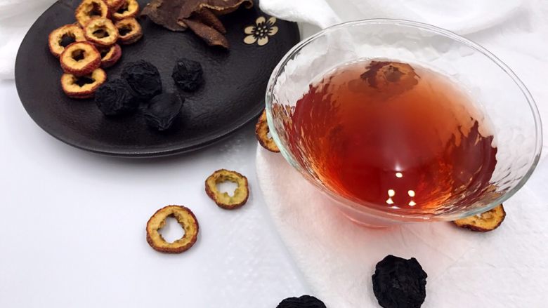 酸甜滋味《正宗酸梅汤》(冷饮),洛神花:
洛神花茶有美容、瘦身、降压之功效,特别适合女性饮用。洛神花含味酸,维生素C,接骨木三糖苷、柠檬酸等营养成分,有益于平衡血脂,增进钙吸收,促进消化,解毒利水,能解除身体的倦怠感,对过量饮酒的人有缓解作用。