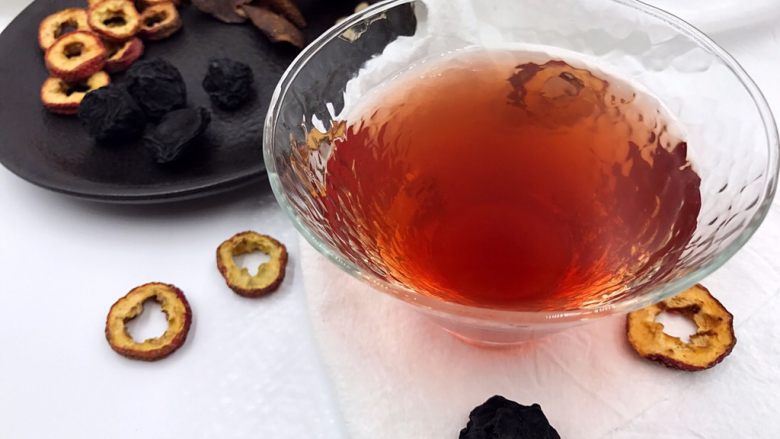 酸甜滋味《正宗酸梅汤》(冷饮),陈皮:
1、理气健脾:患者胃部出现饱胀感或者痞满感时,服用陈皮可以理脾胃之气,提高脾胃功能;2、燥湿化痰:陈皮既能燥湿化痰,又能温化寒痰,且辛行苦泄而能宣肺止咳。陈皮可用于行气健脾、燥湿化痰、降逆止呕。但陈皮药性偏于温燥,阴虚者不宜多食。