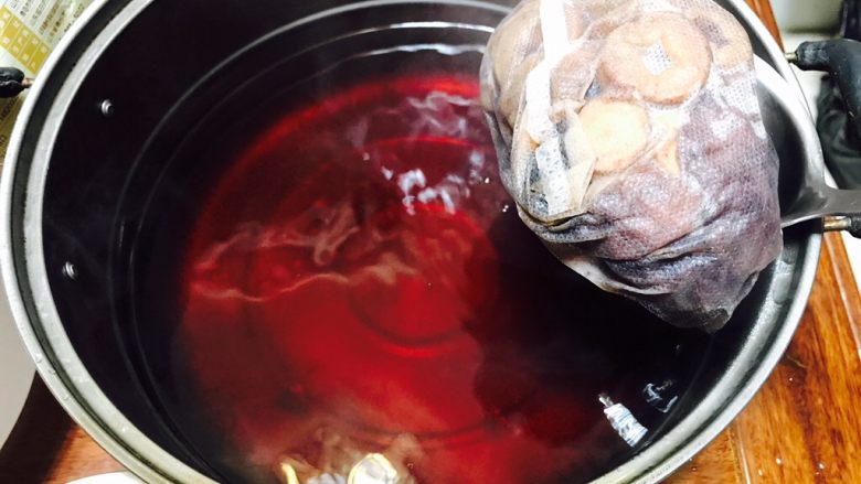 酸甜滋味《正宗酸梅汤》(冷饮),捞出食材包后的酸梅汤,放凉,然后倒入凉水壶放进冰箱冷藏1-2小时,赶紧倒一杯畅饮吧!