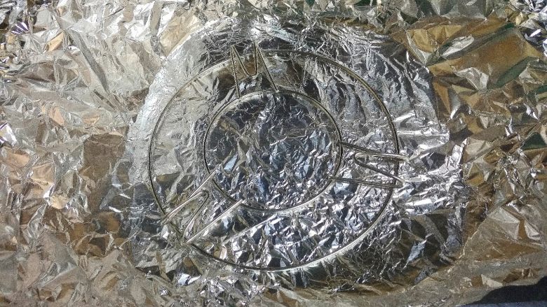 健康美味的无烟烧烤 - 坤博砂锅烤鸡翅,新砂锅不要洗,用拧干的湿毛巾擦干净,直接用于烧烤。把锡纸放在烤架下来,沿着烤架边缘向圈一个圆柱形,方便在砂锅里成形。