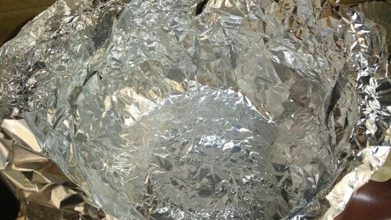健康美味的无烟烧烤 - 坤博砂锅烤鸡翅,把锡纸放在烤架上面,最好包两层,防止水份漏到砂锅里把砂锅弄脏。