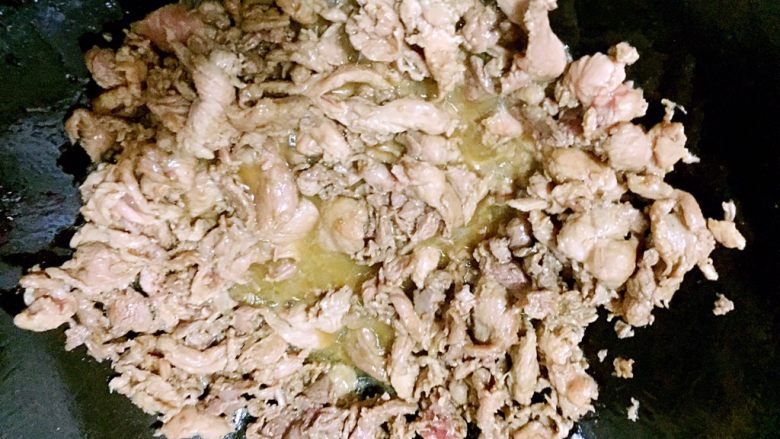 爆炒剁椒野猪肉,下肉片大火翻炒至肉片变色,盛起出锅。