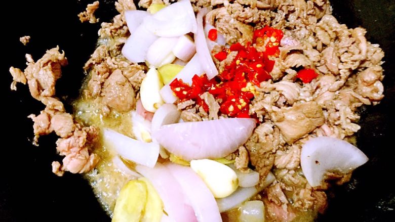 爆炒剁椒野猪肉,加入滑炒过的野猪肉片,剁椒,翻炒均匀。