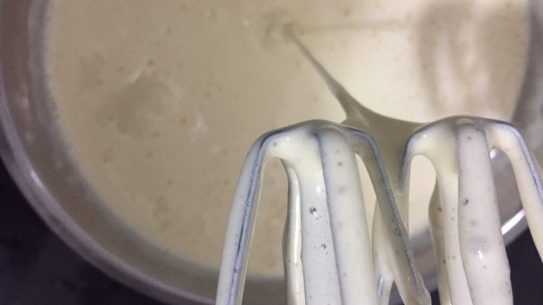蜜豆糯米蛋糕,打发至蛋液呈乳白色,提起打蛋器蛋液黏稠,缓慢滴下说明蛋液已经打发。