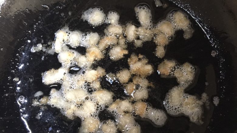 甜饭,煮米的同时,可以炼油和准备装饰物了,我买了一条大约手掌大的板油就可以炼出这么多油了,足够用,最小火煎,煎到图片中的样子就差不多了,有个别的微微发黄就可以关火了,油的余温就可以把剩下的油炼出来了(油渣可以留着做包子啥的),留着油在锅里晾凉即可,冷却后,要拌<a style='color:red;display:inline-block;' href='/shicai/ 10588'>糖</a>和一部分油在煮熟的米里面,并留一小部分油后面用来抹在碗里防粘,加了油的作用就是可以让加了<a style='color:red;display:inline-block;' href='/shicai/ 10588'>糖</a>的糯米不粘锅不粘碗,而且会很香,不只是单纯的甜味,米拌匀后也要稍微冷却一下,不然太烫了做的时候会烫手哦。