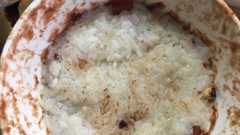 甜饭,然后一次性的放到食材上面,压紧,一定要压紧,并要让米把边缘一圈封住。