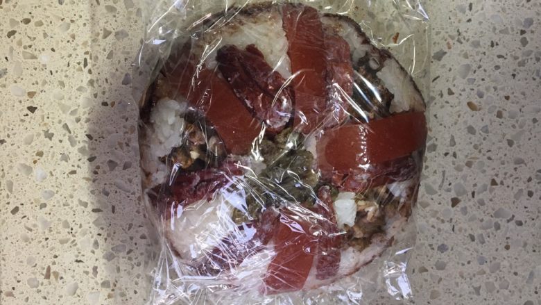 甜饭,因为一次弄了六个,当时吃不了,可以冻起来,之后想吃的时候拿微波炉一热即可。
铺开一张保鲜膜,稍微弄大一点,基本保证宽度在甜饭的三倍左右即可,为的是可以包紧扣出来的甜饭,包好后直接放入冻格即可。
再吃的时候,拿出来微波炉加热的时候,直接把保鲜膜揭掉,放到盘子里,用碗扣住,边上一圈加一点点水加热后就跟新的一样啦。