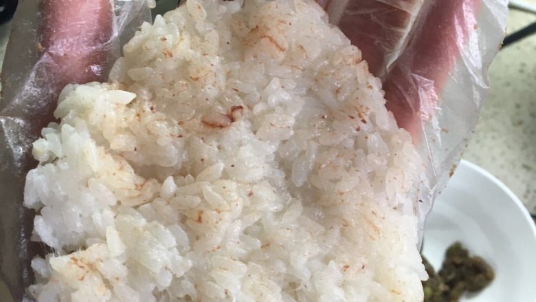 甜饭,弄一小团米在手里稍微压一压,压成个2cm左右厚的饼状,不用特别规整就行